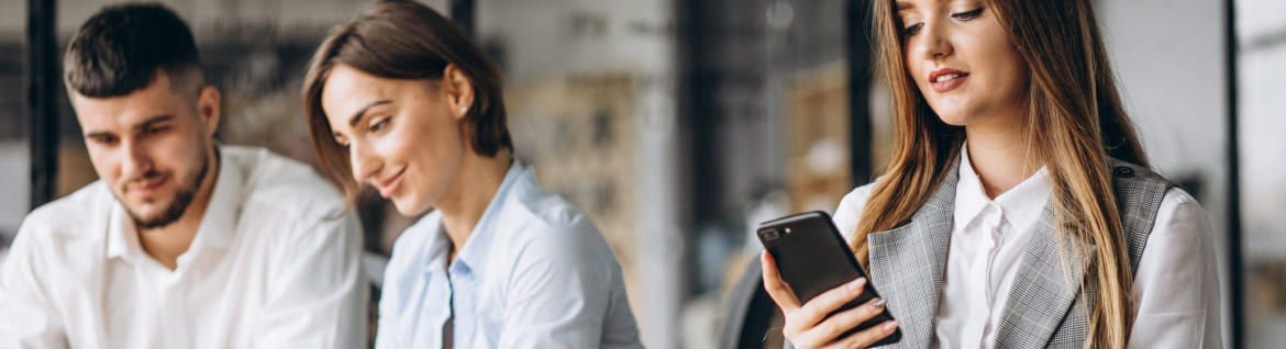 grupo-personas-trabajando-plan-negocios-oficina 1